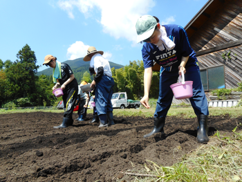 高瀬地区の方々との蕎麦の種まき