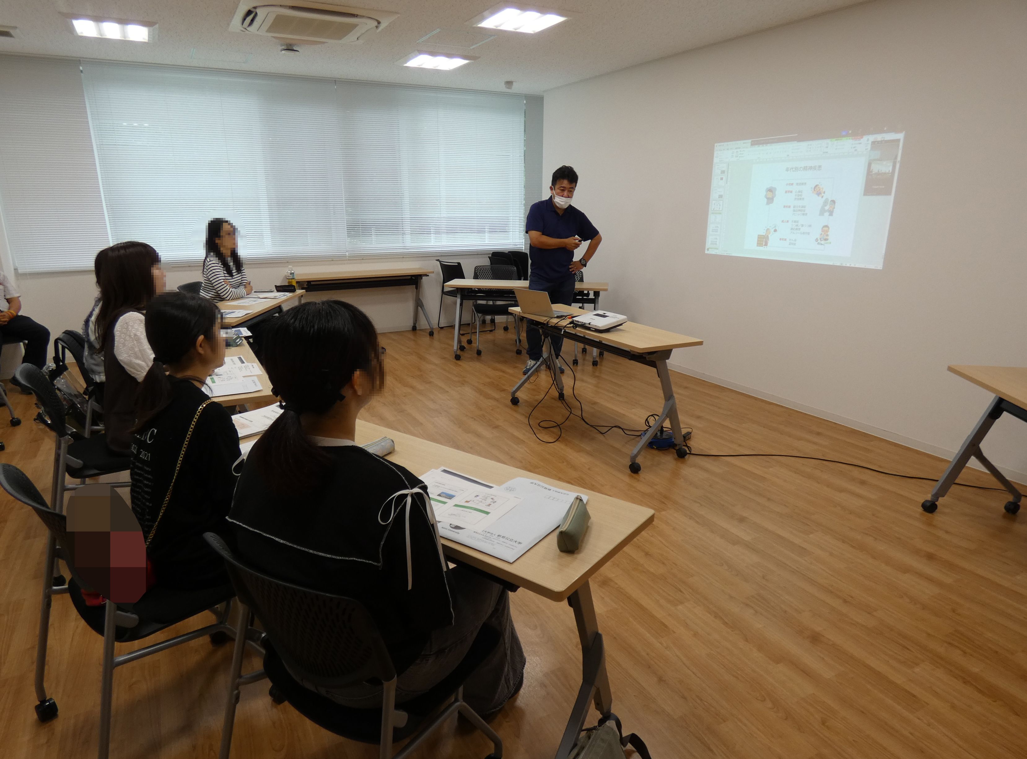 大学院の内容を受講生に説明している様子