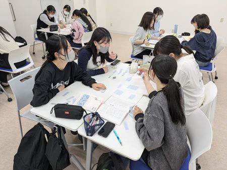 アイディア整理をする学生たち