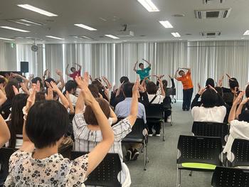 会場の皆さんも参加