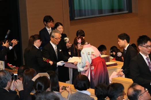 学長より学生一人一人に卒業証書・学位記が渡されました