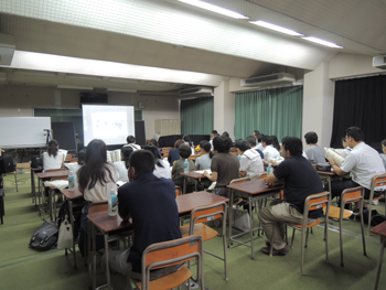 隣の教室への中継の様子