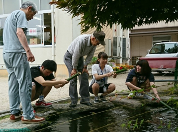 水鉄砲遊びに夢中になっています。