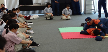 新見市消防本部の方が来られた講習会の場面