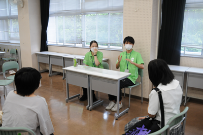 参加者の方々と学生の交流の一場面です