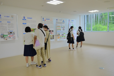 多くのポスターを掲示して看護学科を紹介しています