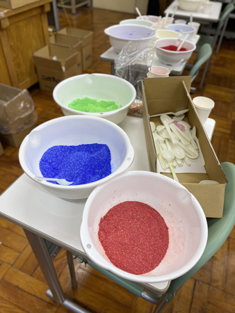 健康保育学科 図画工作 で色砂遊びの制作活動を行いました 新見公立大学