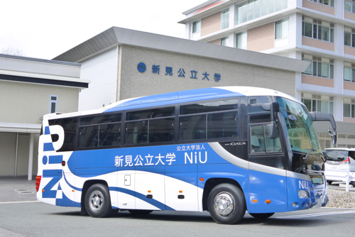 ラッピングが完成した大学バス