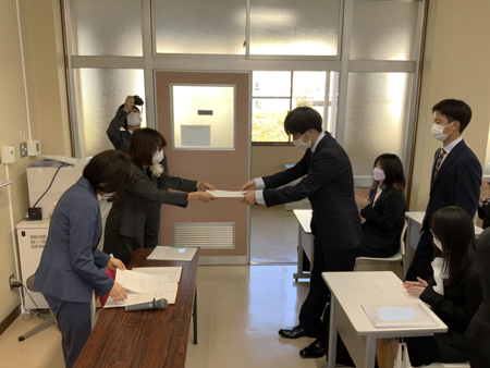 松本学科長から入学証書が授与されました