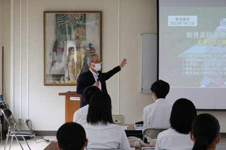 質問に答える公文学長