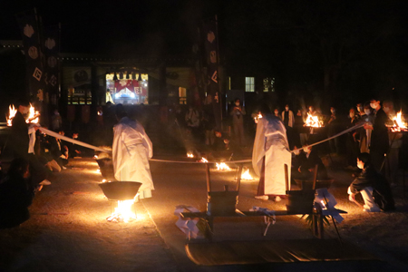 前夜祭の「湯立ての神事」