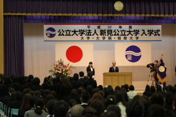 公文裕巳学長より入学許可書が授与されました。